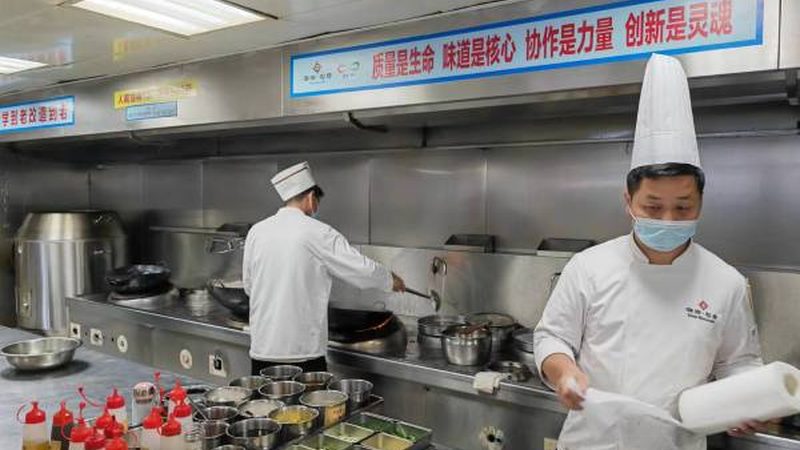 一手货源指的是直接从生产厂家或品牌方获取的货源，具有以下优势：